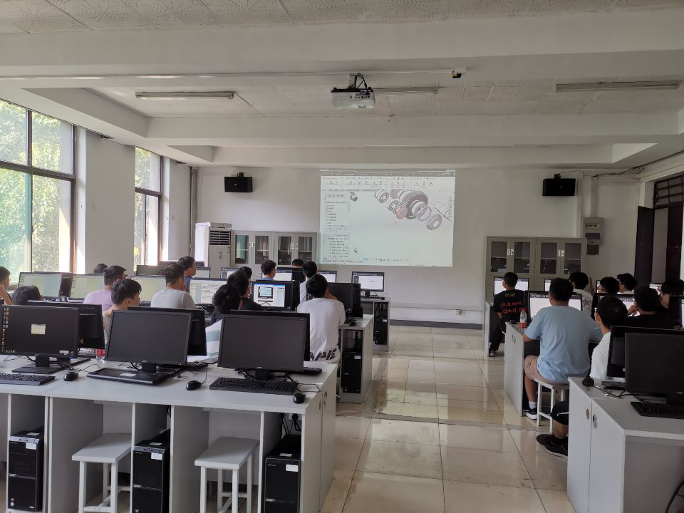 我校在全国大学生先进成图技术与产品信息建模创新大赛中取得突破 技术与经验双丰收